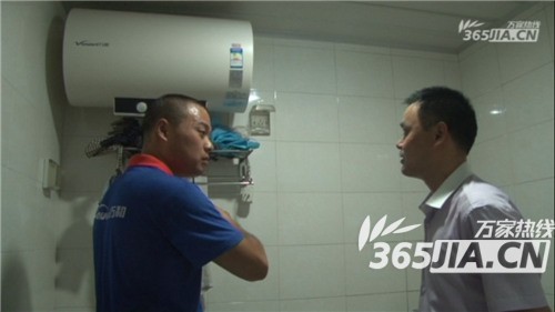 九游(中国)售后正在为刘师傅讲解电热水器的安全使用规范